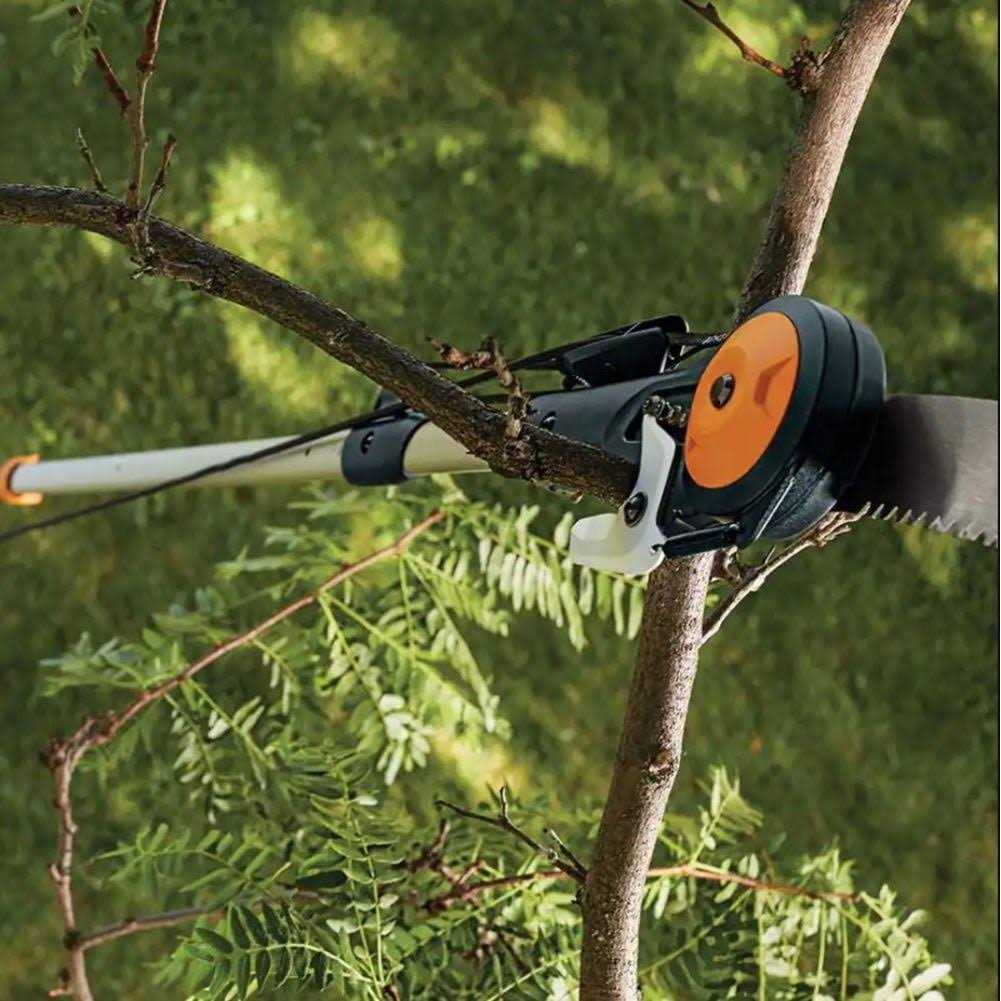 Fiskars Chain Drive Extendable Pole Saw Pruner - Image 3