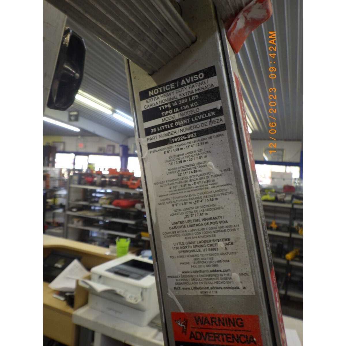 Little Giant Ladders Leveler M26 with Leg Levelers and AirDeck Ports 26-ft Reach Type 1a- 300-lb Load Capacity Telescoping Multi-Position Ladder - Image 3