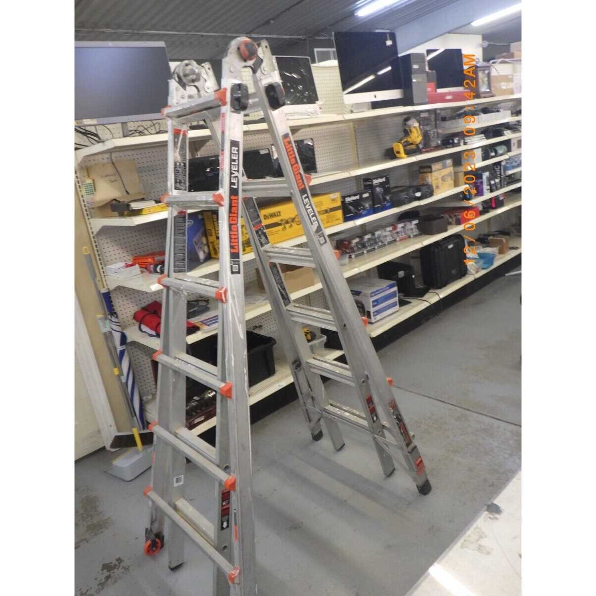Little Giant Ladders Leveler M26 with Leg Levelers and AirDeck Ports 26-ft Reach Type 1a- 300-lb Load Capacity Telescoping Multi-Position Ladder - Image 4