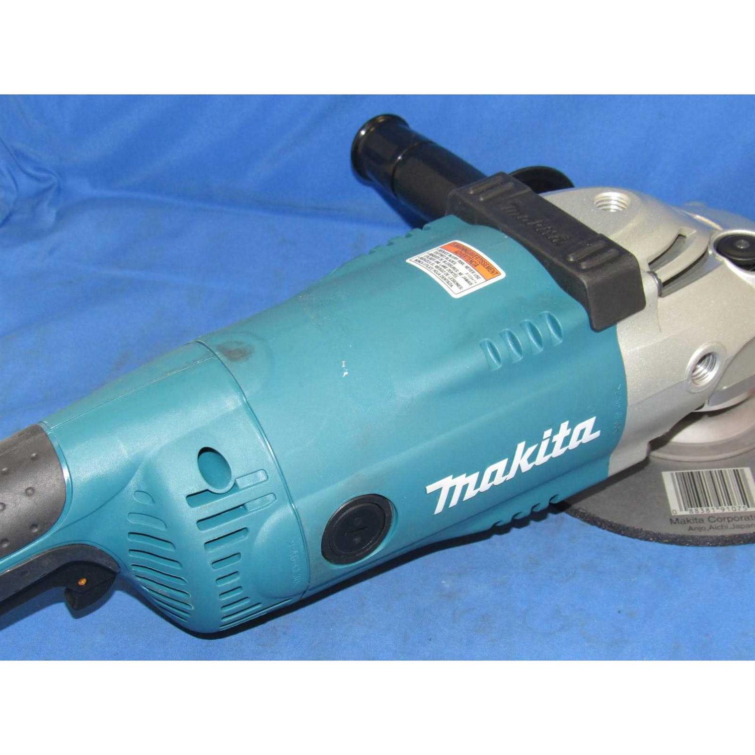 Makita GA7021 7 Angle Grinder - Image 4