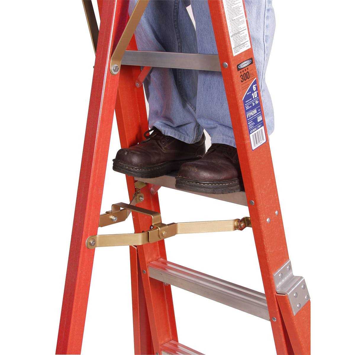 Werner 12 ft. Fiberglass Tripod Step Ladder FTP6212 - Image 3