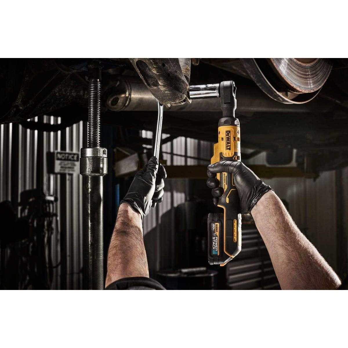 DEWALT 20V Max 3/8 in Ratchet Kit - DCF513GE1 - Image 4