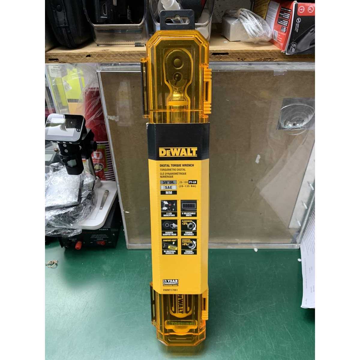 DEWALT DWMT17061 3/8 in Drive Digital Torque Wrench - Image 4