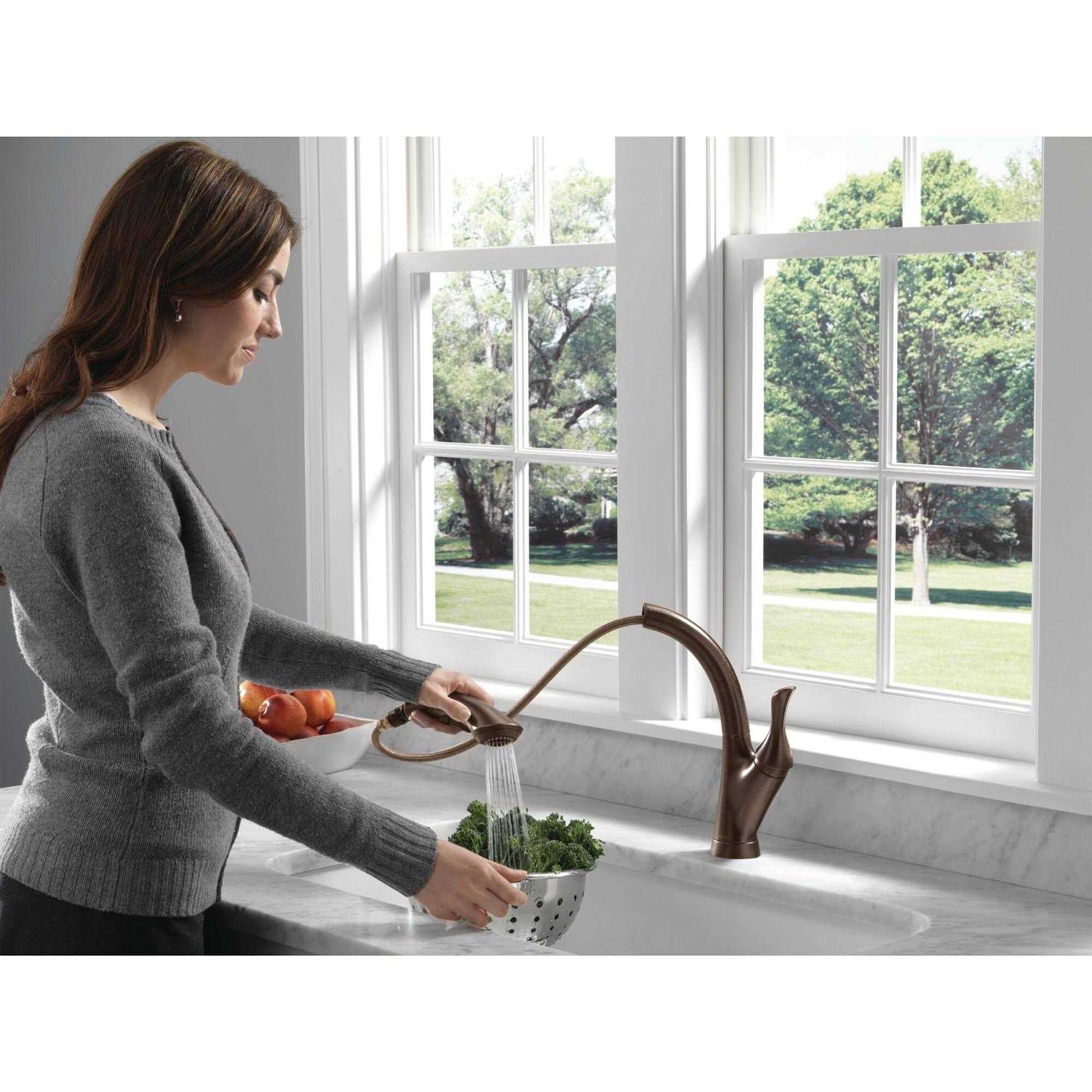 Delta Linden Single Handle Pull-Out Kitchen Faucet 4153-AR-DST - Image 4