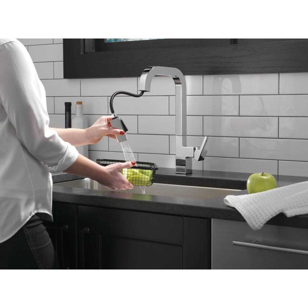 Delta Junction Pull Down Single Kitchen Faucet - Image 4