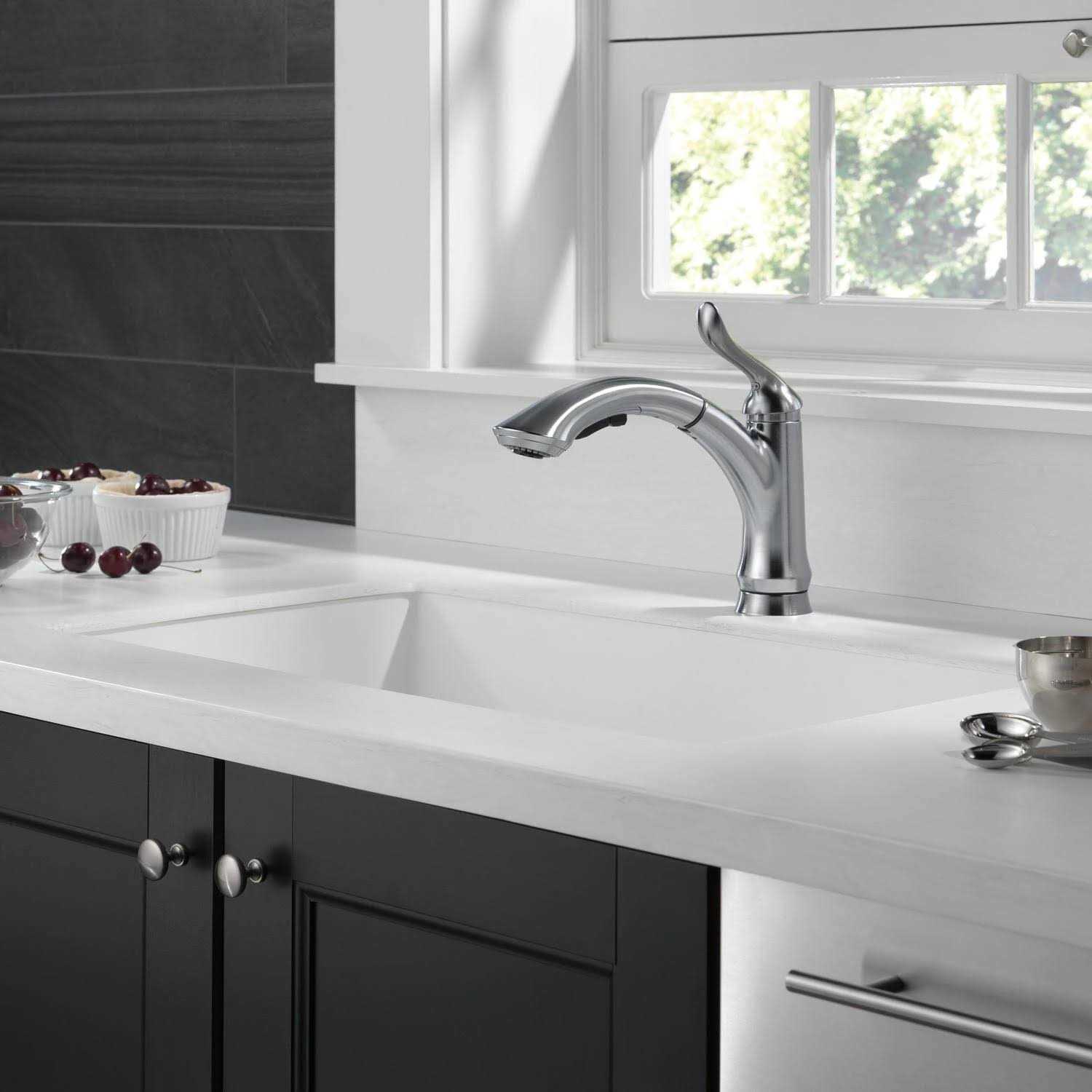 Delta Linden Single Handle Pull-Out Kitchen Faucet - Image 5
